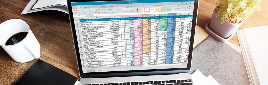 Excel tanfolyam irodai munkához és táblázatkezeléshez Laptopon megnyitott táblázat irodai környezetben, excel tanfolyam gyakorlati feladatokhoz