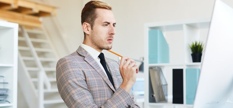 Üzletember elemzi a sikeres vállalkozás alapelveit a Skill4U vállalkozói képzésen