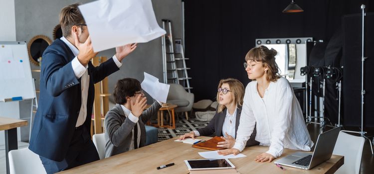 Munkahelyi veszekedés, a konfliktuskezelési tréning megelőzi az ilyen kirohanásokat